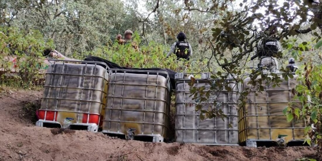 Guardia Nacional localiza y desmantela centro de almacenamiento de huachicol en Singuilucan, Hidalgo.