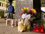 Habitantes de Sacramento colocan una ofrenda en honor a las víctimas del fin de semana.