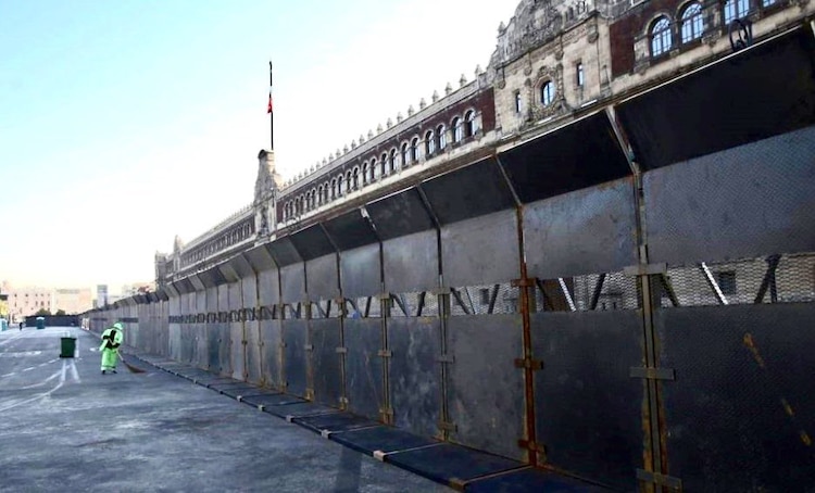 Vallas metálicas fueron colocadas alrededor del Palacio Nacional.