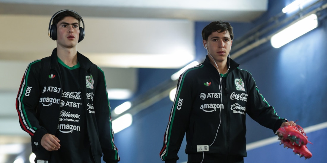 Armando González y Mateo Chávez llegando al Estadio Cuauhtémoc.