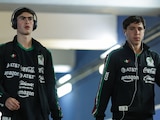 Armando González y Mateo Chávez llegando al Estadio Cuauhtémoc.