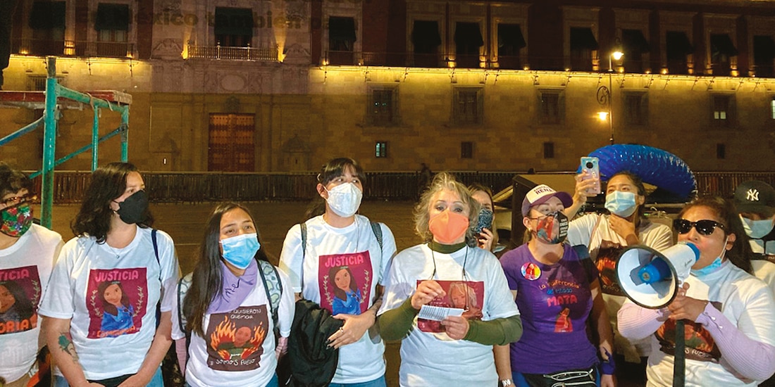 Víctimas de ataques con ácido proyectaron sus fotos en Palacio Nacional el 20 de febrero, a 8 años de la agresión a Carmen Sánchez, una sobreviviente.