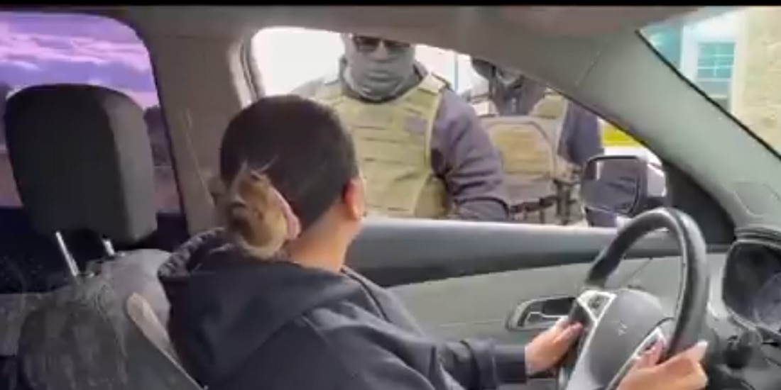 Mujer evita detención del ICE tras usar tarjeta rojo con sus derechos