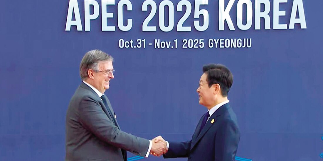 Marcelo Ebrard (izq.), secretario de Economía, durante su participación en la cumbre de APEC, ayer.