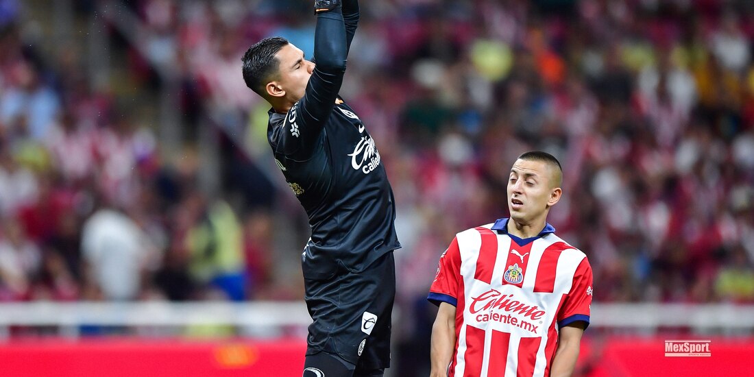 Luis Malagón, de América, se queda el balón ante la mirada de Roberto Alvarado, de Chivas, en semifinales del CL2024 de la Liga MX
