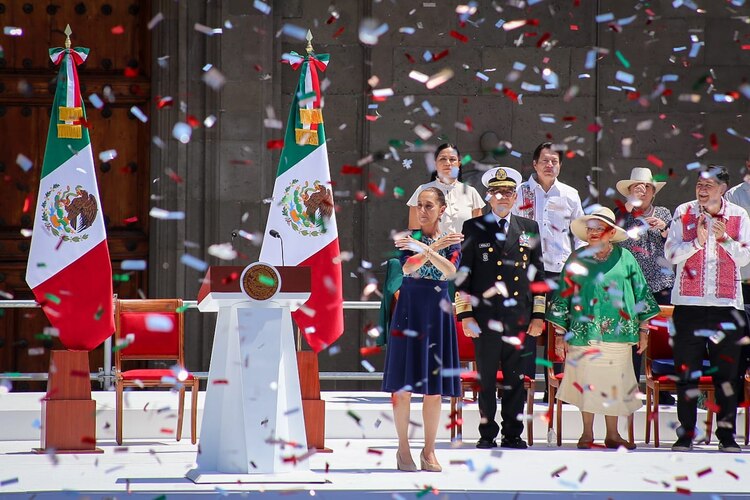La presidenta Claudia Sheinbaum se dirige a la ciudadanía mexicana en su mensaje.