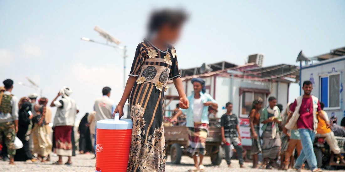 UNA NIÑA desplazada, en un campamento en Ras Imran, Yemen, ayer.