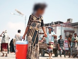 UNA NIÑA desplazada, en un campamento en Ras Imran, Yemen, ayer.