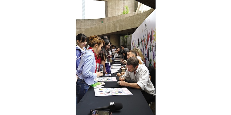 CIENTOS acudieron a la firma de autógrafos en el Auditorio