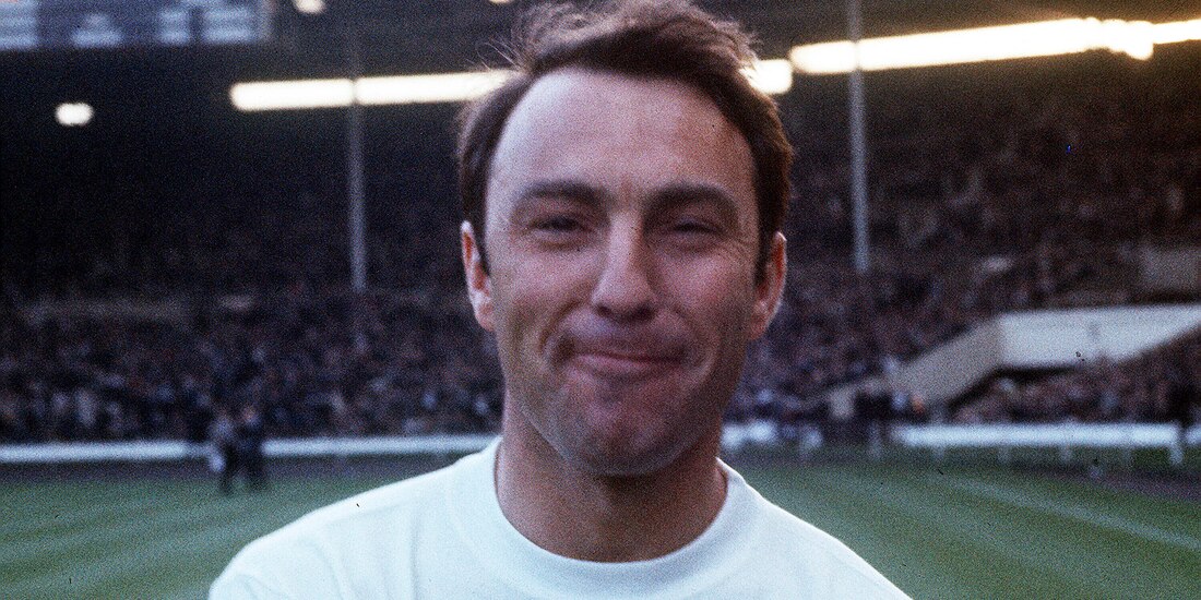 Jimmy Greaves en la cancha del estadio Wembley previo a un partido de Inglaterra