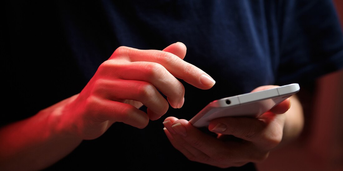 En la imagen ilustrativa, una persona revisa su teléfono celular
