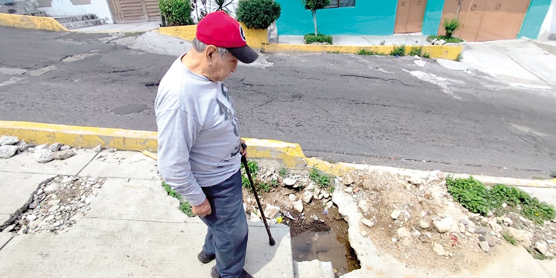 Álvaro Mercado muestra una fuga de agua potable, este año.