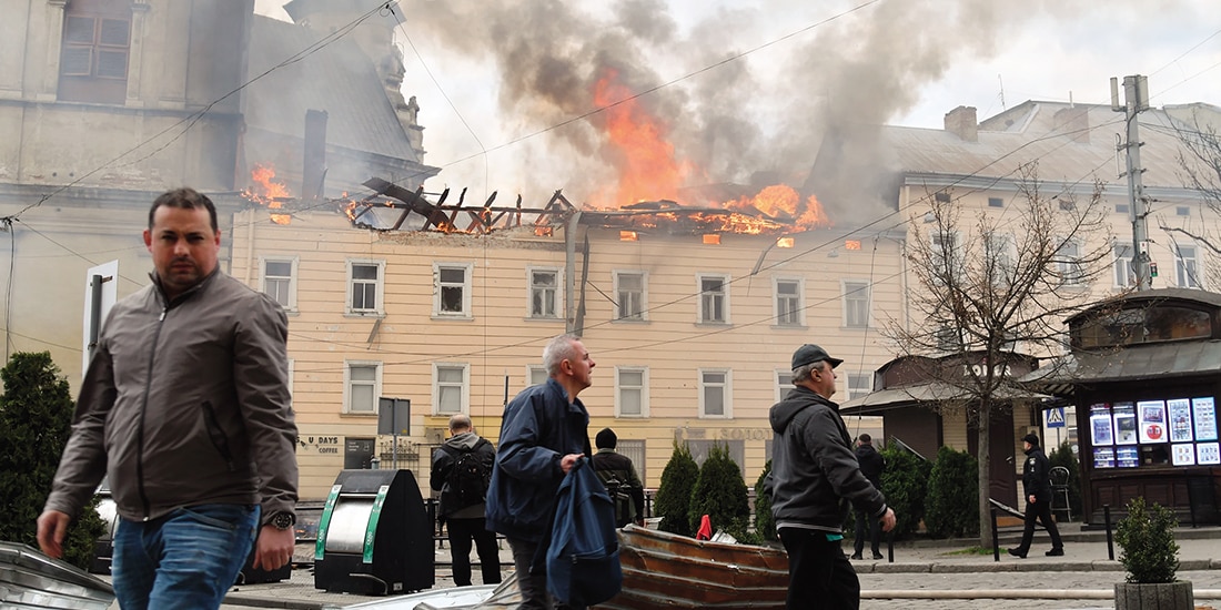 Fuego y humo se elevan tras el ataque con drones rusos en Ucrania el miércoles.