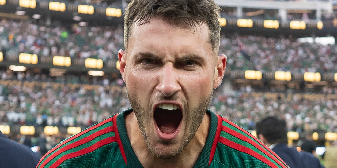 Santiago Giménez celebra la coronación de la Selección Mexicana en la Copa Oro 2023.