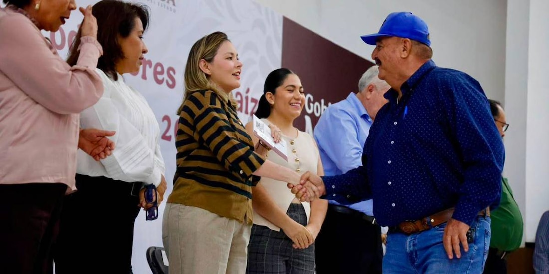 La Gobernadora de Sinaloa, Yeraldine Bonilla Valverde, encabezó la entrega de tarjetas para el pago de los incentivos agrícolas.
