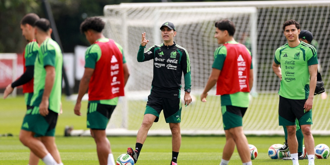 Rafa Márquez dirige un entrenamiento de la Selección Mexicana.