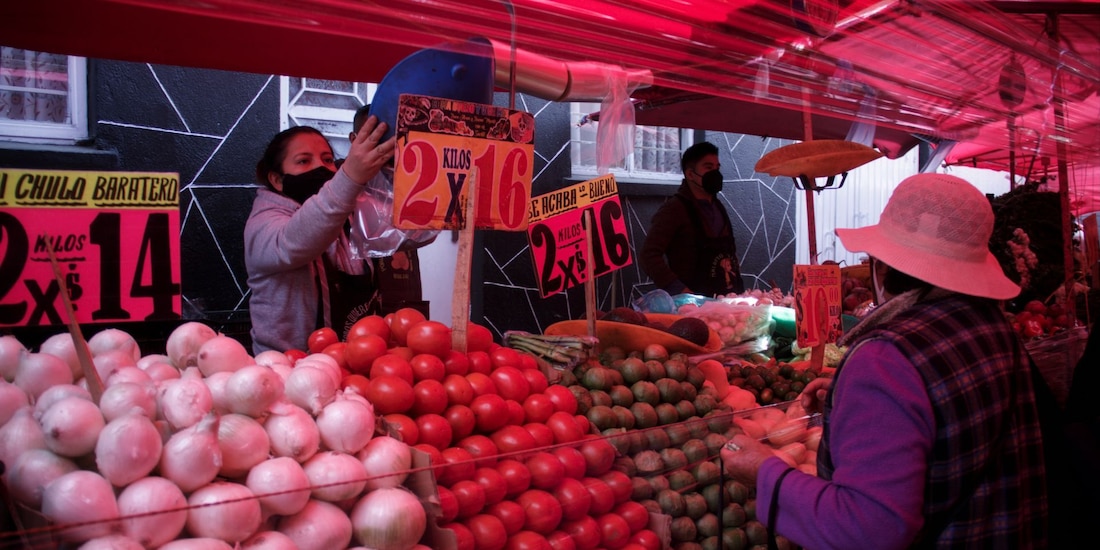 Personas compran su canasta básica en un tianguis, en una fotografía ilustrativa.