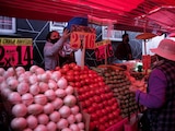 Personas compran su canasta básica en un tianguis, en una fotografía ilustrativa.
