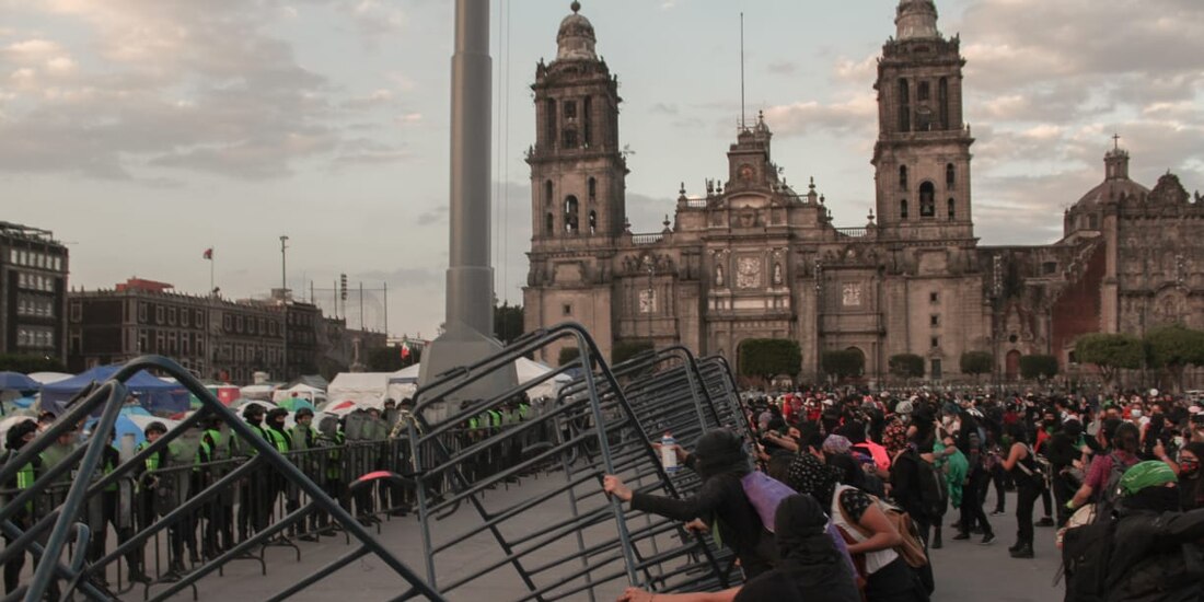 Manifestantes retiraron las vallas metálicas para entrar al plantón.