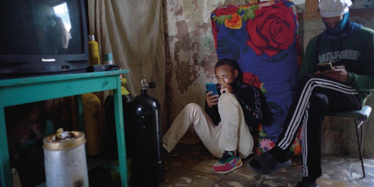 Jóvenes usan sus celulares durante un apagón en Santa Cruz del Norte, Cuba, el pasado 3 de febrero.