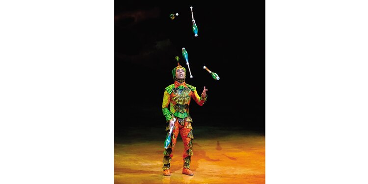 Malabares forman parte de la puesta en escena.