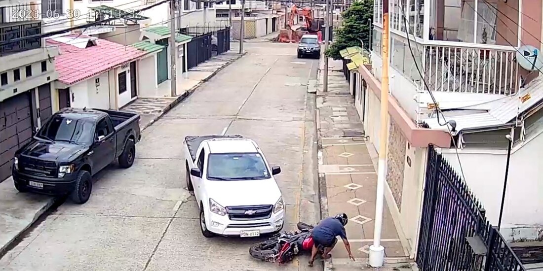 VIDEO: Conductor 'héroe' embiste 4 veces a ladrón que asaltó a mujer e intentaba huir en motocicleta.