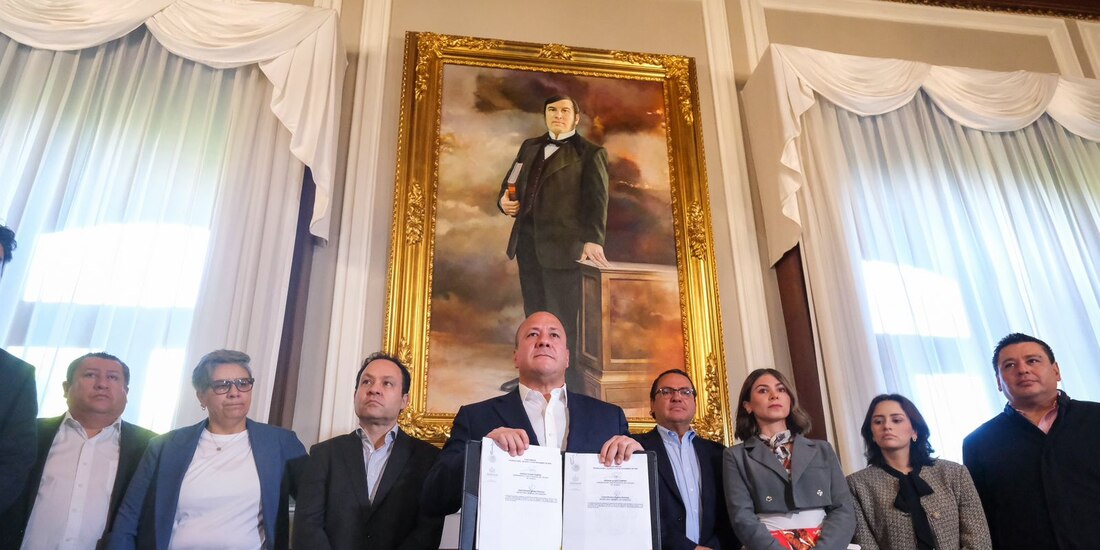 Al centro de la imagen, el gobernador de Jalisco Enrique Alfaro.