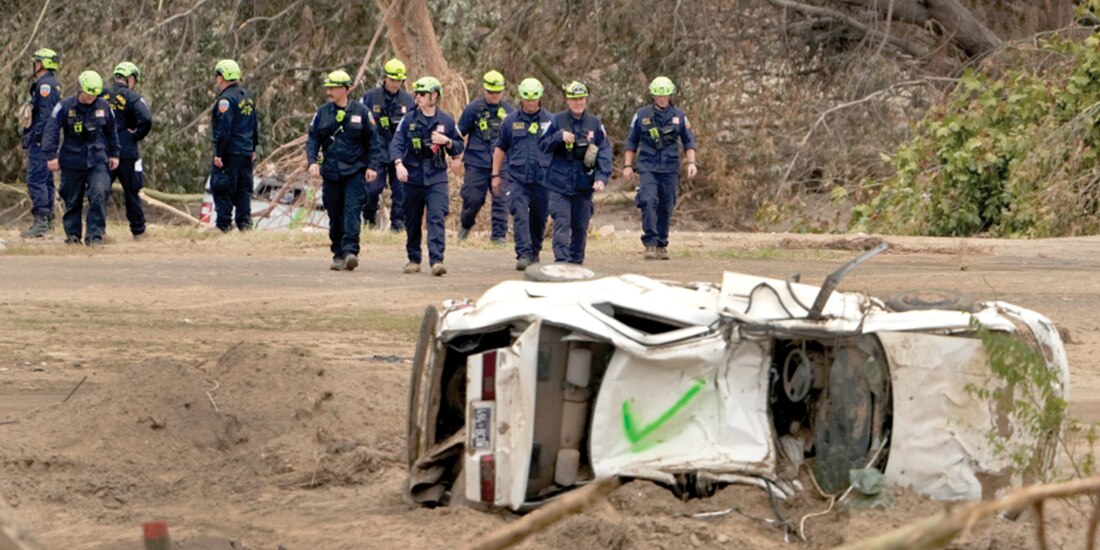 Personal de rescate urbano de Utah realiza labores de búsqueda de supervivientes en Erwin, Tennessee, ayer.