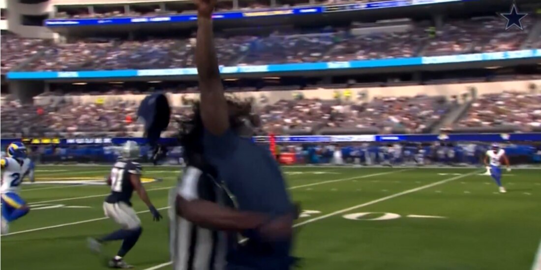 Jugador de futbol americano fue tacleado por el árbitro.