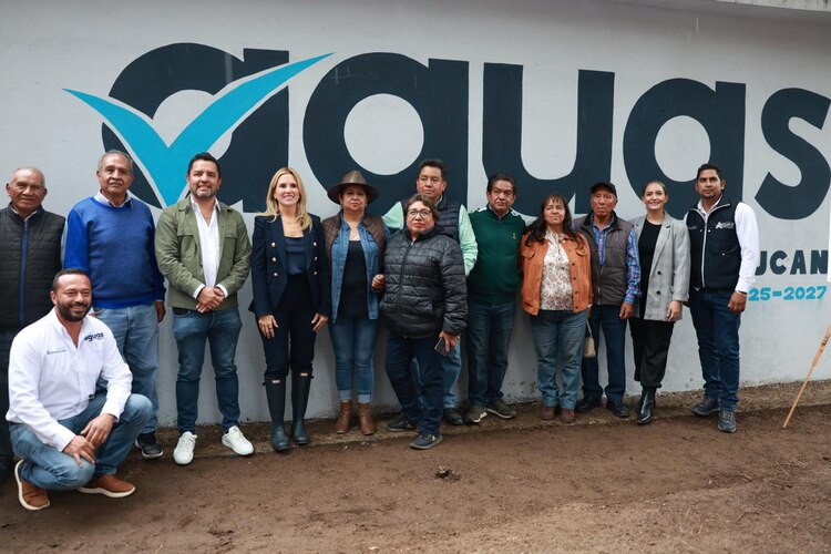 Vecinos y autoridades locales acudieron a la inauguración del tanque, que beneficiará a cientos de habitantes por los próximos 15 años.