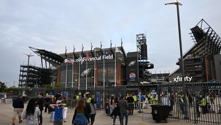 Los asistentes al concierto llegan al Lincoln Financial Field antes de un concierto de Ed Sheeran en Filadelfia, el sábado 19 de septiembre de 2026.