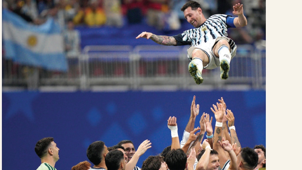 LEO Messi es lanzado por
los aires por su equipo, ayer.