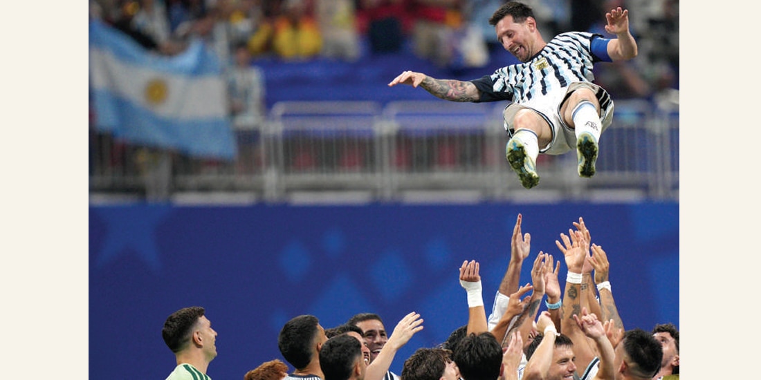 LEO Messi es lanzado por
los aires por su equipo, ayer.
