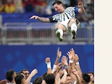 LEO Messi es lanzado por
los aires por su equipo, ayer.
