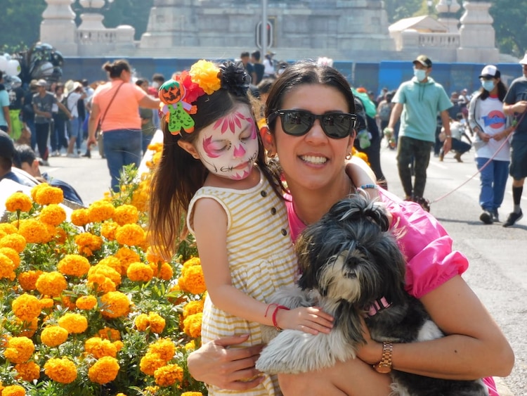 Algunos ciudadanos salieron a pasear junto a sus pequeños y sus mascotas, para disfrutar de la procesión