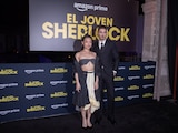 Hero Fiennes-Tiffin y Zine Tseng en la alfombra negra de la serie “El Joven Sherlock”.
