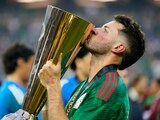 Santiago Giménez besa el trofeo de la Copa Oro que la Selección Mexicana conquistó a costa de Panamá el pasado 16 de julio.