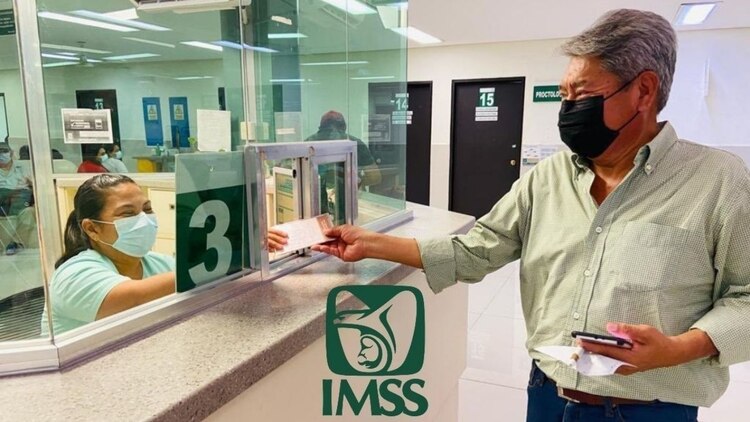Pensionados del IMSS recibirían premio de 9 mil pesos en septiembre.