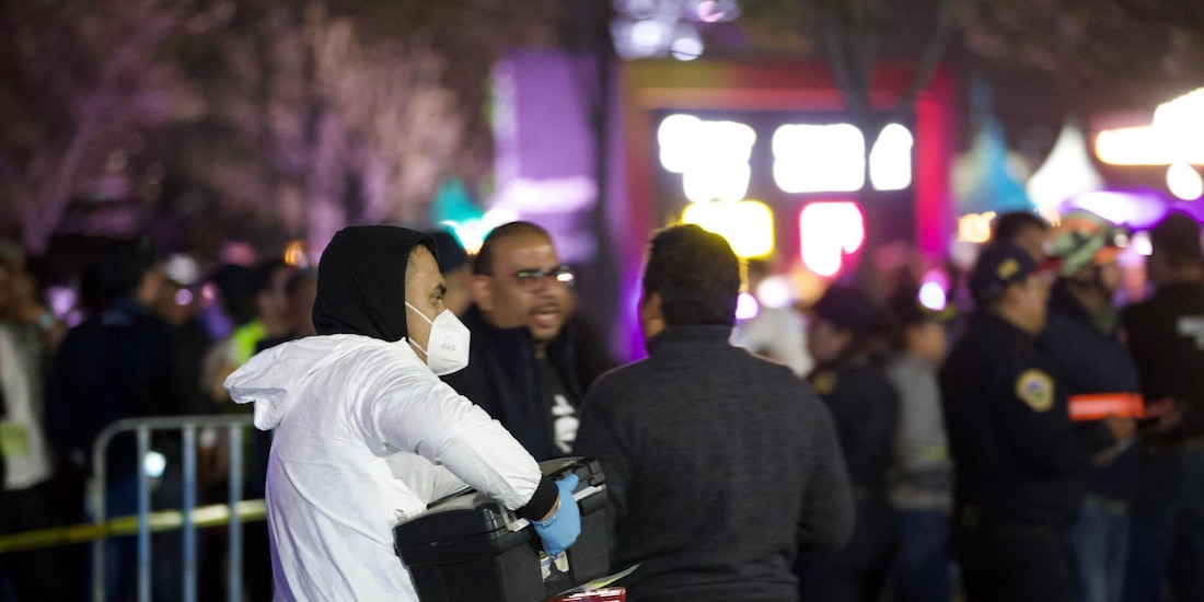 Peritos de la Policía de Investigación de la Fiscalía capitalina acuden al Parque Bicentenario para investigar accidente en festival AXE Ceremonia, que dejó dos personas muertas.