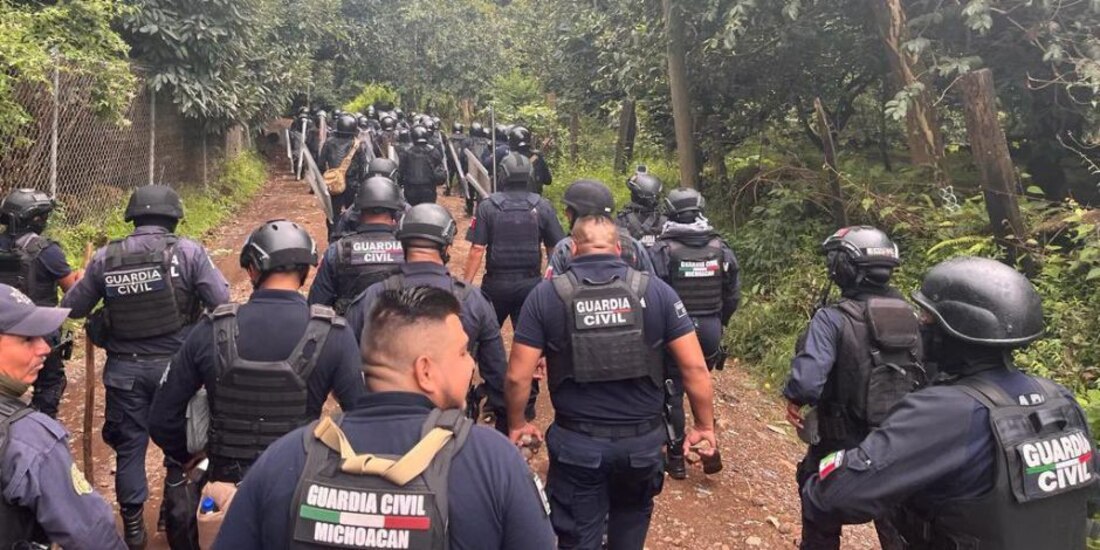 Policía estatal impide intento de maestros para bloquear vías del tren en Michoacán.
