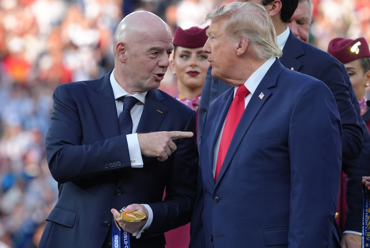 El presidente de la FIFA, Gianni Infantino, junto al presidente de EU, Donald Trump.