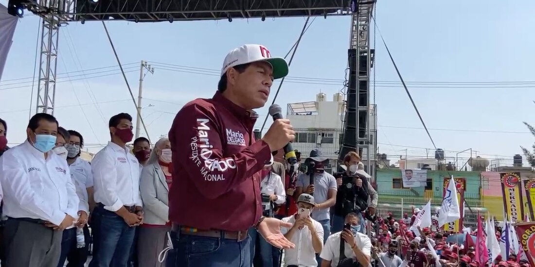 Mario Delgado con candidatas y candidatos de Nezahualcóyotl, este martes.