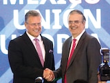 EBRARD con Maroš Šefčovič, ayer en la cumbre.