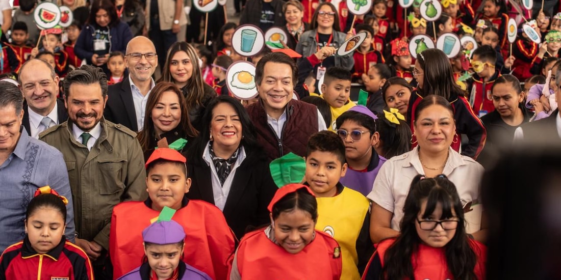 Al centro de la imagen, el Secretario de Educación Pública.