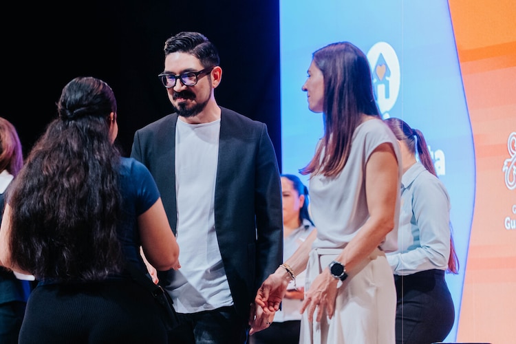 Beneficiarios del programa social se reúnen durante el acto formal de entrega de apoyos.
