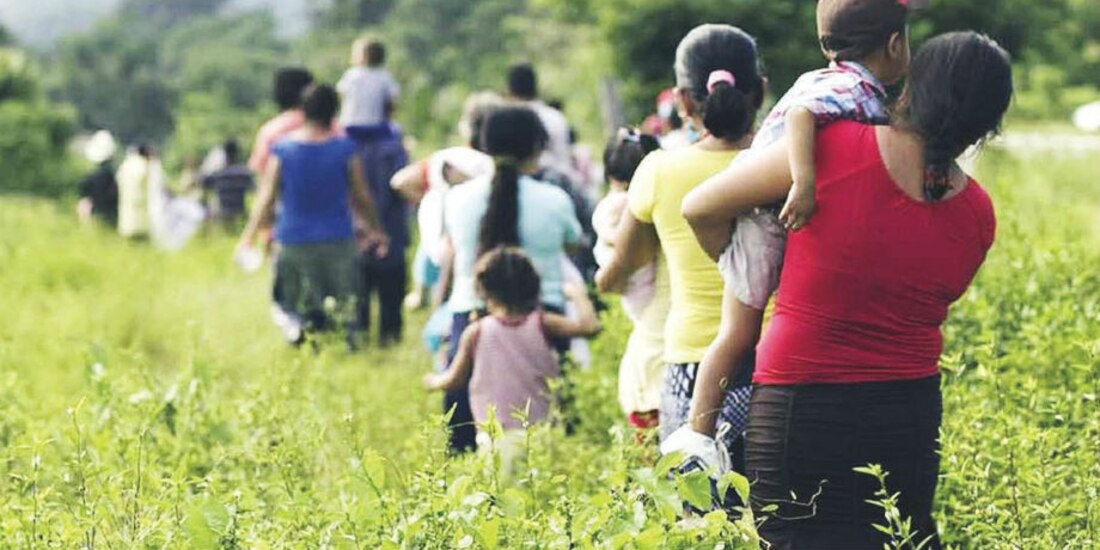 Para estar seguras en su trayecto hacia la frontera norte de México, muchas mujeres migrantes buscan protección para evitar ser víctimas de violencia sexual
