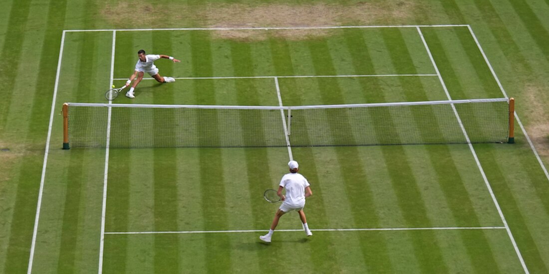 Novak regresa un revés de Sinner, ayer, en Londres.