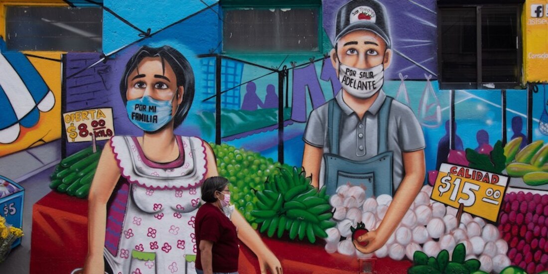 Una mujer pasa frente a un mural alusivo a trabajadores durante la pandemia, ayer, en Azcapotzalco.