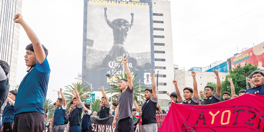 Movilización de estudiantes, madres y padres de los 43 estudiantes desaparecidos en la Ciudad de México, ayer.