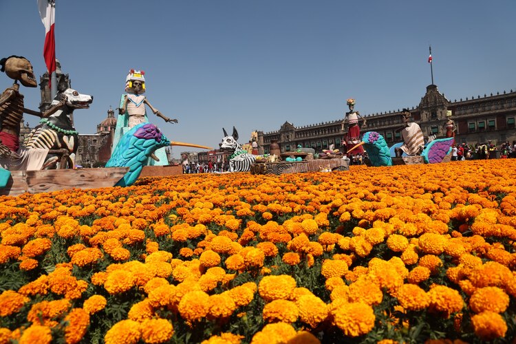 Figuras de cartonería en la Ofrenda Monumental 2025.